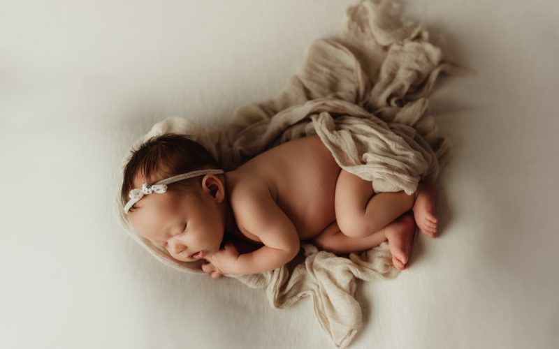 Nyföddfotografering med Mrs Frankie utanför Stockholm och Uppsala i bohemisk studio